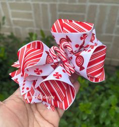 cute combination of white and red Christmas ribbons. Allegator clip 75mm. Measure. 5 inch approx. ribbons ends are heat sealed to prevent fraying. NOTE: please never leave small children unintended with hair bows , small parts can be a chocking hazard. feel free to ask a custom made bow. Diy Christmas Hair Bows, Christmas Hair Bows Diy, Candy Cane Hair, White And Red Christmas, Hairbow Ideas, Hair Bows Diy Ribbon, Woman Costumes, Christmas Bows Diy, Stacked Hair Bow