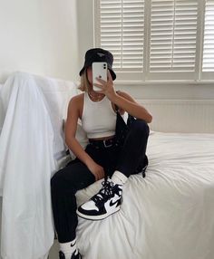 Baggy Jeans Outfit Spring, Urban Outfitters Outfit, Dunks Outfit, Urban Outfitters Clothes, Jordan Outfits, Chill Outfits, Outfit Trends, Streetwear Fashion Women, Mode Vintage