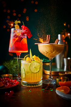 Become the expert mixologist at any NYE party with these quirky cocktail recipes New Years Eve Cocktails, Cocktail Pictures, New Years Cocktails, Cocktail Garnish, Christmas Shoot, Festive Cocktails, Food Advertising, Cocktail Art