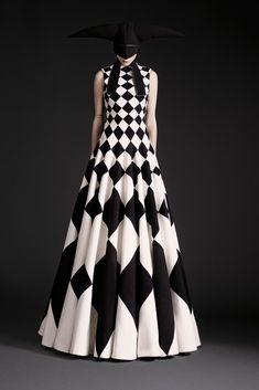 Dramatic dress with bias cut checker board print; black & white geometric fashion // Gareth Pugh Spring 2015 1960s Clothes, Gown Designer, Fashion Elements, Clothes Black, Printed Gowns, Gareth Pugh, Sleeveless Long Dress, 1960s Fashion, Fashion Black