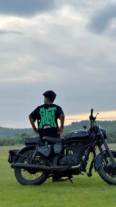 Boy Gang Pictures, Posse Ideas, Motorcycle Photo Shoot, Aesthetic Bike, Bodybuilding Aesthetic, Easy Poses, Advertising Clothing, Biker Photography, Aesthetic Types