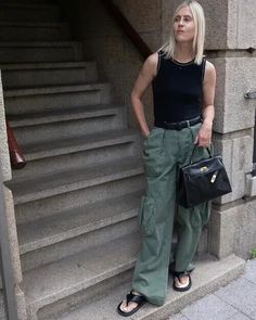 "14 Women's Cargo Pants with a Workwear Feel: Stylish and Functional" Henley Shirt Outfit, Wide Leg Cargo Pants Outfit, What To Wear With Cargo Pants, Cargo Trousers Outfit, Cargo Pants Outfit Street Style, Black Cargo Pants Outfit