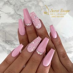 Bridesmaid Nails Long, Nail Designs Rhinestones Classy, Nail Designs For Indian Wedding, Valentine’s Day Pink Nails, January Pink Nails, City Break Nails, Caviar Nails Design, Glitter Pink Nails Acrylic, Nohti 2024