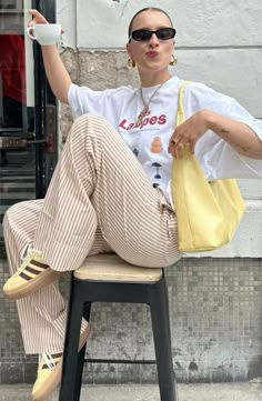 Playful Casual Outfit, White Graphic Tee Outfit Street Style, Nyc Outfit Inspo Summer, Patterned Shorts Outfit, Bright Style Outfits, Color Office Outfit, Gen Z Summer Outfits, Hot Weather Office Outfits, Gen Z Aesthetic Fashion