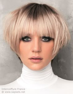 Kort bobkapsel en een wit coltruitje Short Bob Hairstyles With Fringe, Bob Hairstyles With Fringe, Very Short Bob Hairstyles, Hairstyles With Fringe, Very Short Bob, Blonde Bob Haircut, Short Blonde Bobs, Blonde Hair Tan Skin, Hair Tan Skin