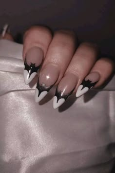 Short Halloween Nails Almond, Bat Gel Nails, Halloween Nails Long Almond, Halloween Bride Nails, French Tip Bat Nails, Spooky Nail Art Designs, Halloween Gothic Nails, Halloween Style Nails, Gel Nail Designs Grunge