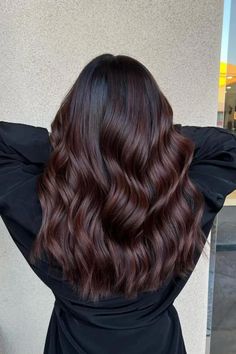 Não há muito que possa fazer com o cabelo castanho escuro sem ficar mais claro, mas não subestime a versatilidade das madeixas subtis e dos tonalizantes divertidos. Basta olhar para esta balayage cereja cola escura: é viva e vibrante e continua a pertencer totalmente à categoria das morenas escuras. // Crédito da foto: instagram @hairbyvalerien Autumnal Balayage Brunette, Mild Hair Color, Cherry Brown Balayage On Black Hair, Black Cherry Hair Balayage, Brunette Mahogany Balayage, Fall Dark Brunette Hair Color, October Hair Color Ideas, Mahogany Highlights On Dark Hair, Mocha Brown Hair Balayage