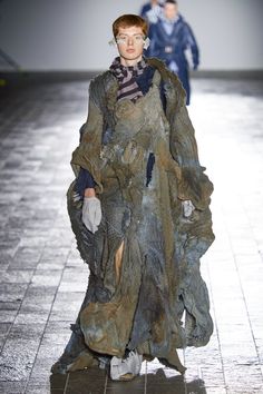 Deconstruction Fashion, Dystopian Fashion, Tim Walker, Central Saint Martins, Weird Fashion, Runway Collection, Fashion Design Clothes, Costume Outfits, Fashion Show Collection