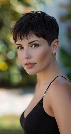 Update your hairstyle with 32 short cuts ideal for oval faces. Discover styles that enhance your natural contours and elevate your look. Short Haircuts For Oval Faces, Haircuts For Oval Faces, Short Hair Makeup, Pretty Short Hair, Short Hair Outfits, Hairstyles For Straight Hair, Pixie Haircut Styles, Chemo Hair, Oval Face Haircuts