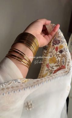 Golden Bangles Aesthetic, Desi Bangles, Nur Jahan, Aesthetics Pics, Golden Bangles, Diwali Outfit, Suits Indian, Mughal Emperor, Desi Aesthetics