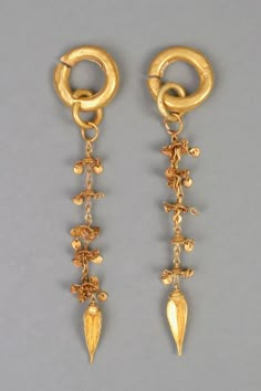 Golden earrings of the Silla dynasty (57 BC – 935 AD). 16.9 cm long, and 3.5 cm wide. At the National Museum of Korea. National Museum Of Korea, Korean Accessories, Finding Inspiration, Korean Jewelry, Medieval Jewelry, Bronze Jewelry