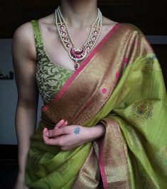 Saree Styling, Indian Sari Dress, Indian Fashion Trends, Indian Saree Blouses Designs, Silk Saree Blouse Designs, Indian Fashion Saree, Blouse Designs Silk, Indian Dresses Traditional