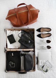 luggage | macbook | accessories | magazine | ❀ krystalynlaura Trendy Travel Bags, Flat Layout, Travel Girl, Travel Capsule, Suitcase Packing, What In My Bag, Woman Style, Bag Essentials, In My Bag