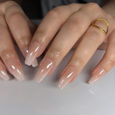 Hailey Bieber Glazed Donut Nails Are Tipped To Be The Most Viral Mani Trend This Season Nude Shiny Nails, Long Nude Acrylic Nails, Neutral Nails Coffin, Chrome Coffin Nails, Chrome Coffin, Nude Chrome, Ombre Chrome Nails, Champagne Nails, Bridal Nails Designs