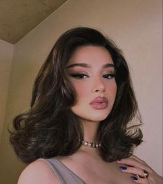 Senorita Makeup Look, Prom Makeup Cat Eye, Short Hair Color Ideas For Pale Skin, Makeup For Dark Brown Eyes Brunettes, Old Hollywood Prom Makeup, Makeup Looks Vintage, Birthday Makeup Glam Smokey Eye, Majestic Makeup Looks, Senior Makeup Ideas Photo Shoot