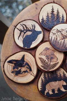 Exemples de motifs et de techniques réalisés sur des rondins de bois avec un fer à pyrograver. Wood Burned Coasters, Art Sculpture En Bois, Wood Carving For Beginners, Diy Crafts Love