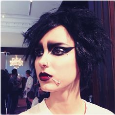 @patmcgrathreal Punk Rock Makeup, Glam Rock Makeup, 1970s Makeup, Trad Goth Makeup, Rock Makeup, 80s Makeup, 80s Punk, Gala Design, Punk Makeup