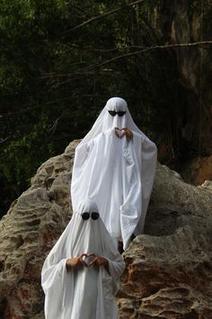 two people dressed in white standing next to each other with the caption photo mo