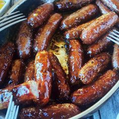 there are many sausages in the pan on the table