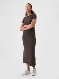 Modern Rib Maxi T-Shirt Dress Dresses For Women Over 50, T Shirt Dress Outfit, Fall Dresses For Women, Classic Fall Style, Dress And Sneakers Outfit, Fall Workwear, Brown T Shirt, Shirt Dress Outfit, Denim Essentials