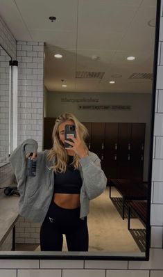 Comfy Cute Athletic Outfits, Sweatshirt Workout Outfit, Althetic Wear Outfits Fall, Black And White Workout Outfit, Girl Work Out Aesthetic, Aesthetic Athleisure Outfits, Where To Get Gym Clothes, Gym Outfits Aesthetic Comfy, Gym Fits Leggings