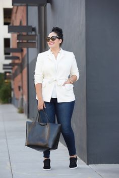 White blazer, dark denim jeans, Givenchy tote and Puma fashion sneakers worn by Tanesha Awasthi, also known as Girl With Curves. Blazer And Jeans, Plus Size Looks, Giovanna Battaglia, Look Plus Size, Anna Dello Russo, Plus Size Fashion For Women, Sarah Jessica Parker, Fashion Weeks, Alexa Chung