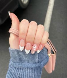 Basic Winter Nails Acrylic, Aesthetic Nails Acrylic Winter, Simple Nail Design Christmas, White French Tip Nails Almond Christmas, White French Tip Xmas Nails, Simple Christmas Naildesign, Discreet Christmas Nails, Simple Classy Nail Ideas, Winter French Tip Nails Almond Shape