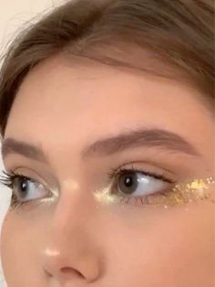 Hufflepuff Aesthetic Makeup, Simple Goddess Makeup, Gvf Outfit Ideas, Fearless Makeup Look, Gvf Concert Makeup, Glittery Makeup Looks Simple, Gold Euphoria Makeup, Goddess Makeup Ideas, Dune Inspired Makeup