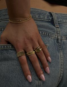 Good Ring Stack, Lots Of Rings On Hand, Ring Combinations Aesthetic, Rings Inspo Aesthetic, Rings Layout, Ring Stack Aesthetic, Ring Stack Ideas, Aesthetic Gold Rings, Styling Rings