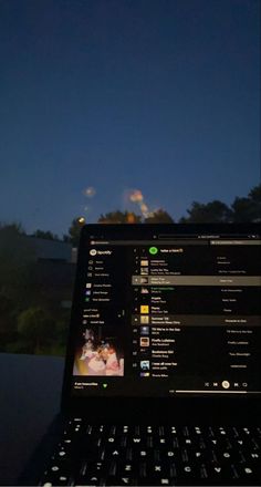 A very long and chill playlist playing at an evening. Computer in front of a window. Chill Asthetic Picture, Indian Playlist Cover, Chill Evening Aesthetic, Chill Person Aesthetic, Chill Music Playlist Cover, Chill Astethic, Evening Astethic, Wallpaper Chill Vibes, Chill Vibes Playlist Cover