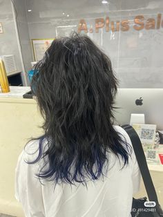 Back Of Layered Hair, Long Black Wolf Cut, Wolfcut Dyed, Overgrown Wolfcut, Jellyfish Haircut Wavy Hair, Wolfcut Unstyled, Long Hair Curly, Shaggy Long Hair, Haircuts For Wavy Hair