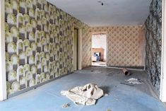 an empty room with wallpaper on the walls and carpeted flooring in it