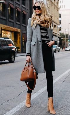 Get the Look: 25 Fall/Winter Street Style Trends - Part 2 - Ave Mateiu French Lifestyle, Gray Coat, Winter Work, Fashion Jackson, Business Wear, Mode Casual, Style Inspiration Fall, Grey Coat