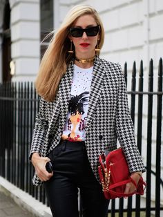 8 blazers juveniles y elegantes para ir a la oficina en invierno | Mujer de 10 Outfits Camisa, Houndstooth Outfit, Outfits Blazer, Style Désinvolte Chic, Blazer Outfit, High Street Fashion, Prep School, Elegante Casual, Houndstooth Blazer