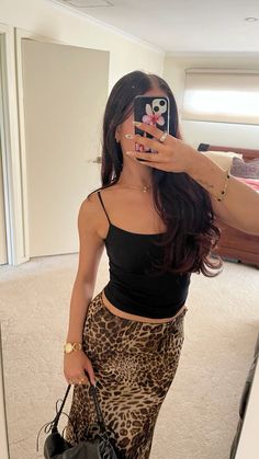 🫶🏻 How To Style Cheetah Skirt, Leopard Outfits Aesthetic, Leopard Print Long Skirt Outfit, Outfit With Leopard Skirt, Maxi Leopard Skirt Outfit, How To Style A Leopard Skirt, Leopard Print Skirt Outfit Summer, Long Cheetah Skirt Outfit, Leopard Print Outfit Ideas