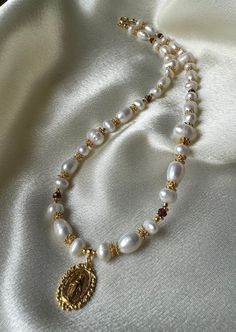 Handmade Jewelry Pearls, Pearls And Beads Necklace, Gold Boho Jewelry, Mother Pearl Necklace, Pearl And Gold Necklace, Gold And Pearl Necklace, Delicate Gold Jewelry, Mary Necklace, Virgin Mary Necklace