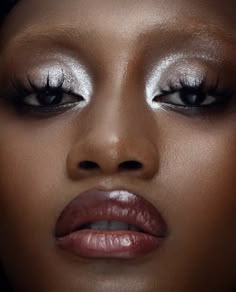 These '70s Inspired Makeup Looks Are Perfect For Party Season 70s Inspired Makeup, Disco Makeup, Drag Make-up, 70s Makeup, Silver Makeup, Silver Eyeshadow, Cute Eyeshadow, Cute Eyeshadow Looks