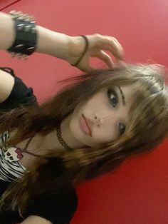 Easy Dyed Hair Ideas, Selfie Ideas Emo, 2000s Goth Hair, Emo With Blonde Hair, Hair Diy Ideas Coloring, Scene Hair Brown, Alt Haircuts Straight Hair, Brown Hair Bleached Underneath, Long Haired Masc Women