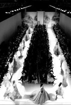 This aerial view of the show is a great perspective of how to layout a show. The runway is very plain drawing attention to the clothes but the background is still unique. Fashion Show Aesthetic, Street Mode, Paris Chic, Elsa Schiaparelli, Model Lifestyle, 90's Fashion, Model Aesthetic