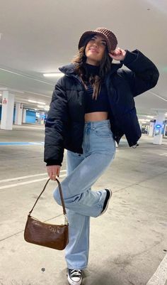 Jeans Puffer Jacket Outfit, Crop Puffer Jacket Outfit, Jacket Black Outfit, Puffer Jacket Outfit Black, Cropped Puffer Jacket Outfit, Puffer Jacket Outfits, Women Puffer Jacket