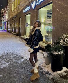 It Girl Winter Aesthetic, Black Jacket With White Fur, Winter Aesthetic Outfit Snow, Brunette Fall Outfits, Nyc Outfits October, Uggs Boots Outfit Winter, Neve Outfit, Express Fashion Outfits, Winter Ugg Outfits