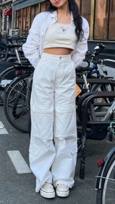 White Cargo Pants Outfit Street Styles, Bar Outfit Night Winter Casual, White Jeans Outfit Aesthetic, White Cargo Pants Outfit, Cargo Outfits Women, Cargo Pants Outfit Street Style, Korean Pants, 2000s Japanese Fashion, Cargo Outfit