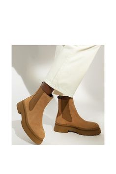 Update your 'forever' line-up with our Photograph Chelsea boots. Crafted for a timeless silhouette with premium materials, this style has all the details that we know and love - a neat round toe, elasticated side inserts, and a rear pull-tab that allows you to slot your feet in easily. The understated footwear of every minimalist's dreams. Suede Chelsea Boots, Oasis Fashion, Pierced Jewelry, Dune London, Fashion Face, Pull Tab, Boot Shoes Women, Chelsea Boots, Chelsea