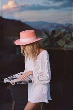 Pink Hat Outfit, Styl Indie, Hat Poses, Hat Styling, Look Hippie Chic, Film Shoot, Pink Head, Modern Hippie, Style Indie