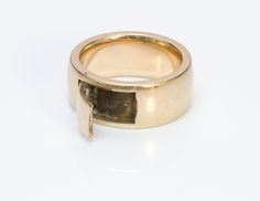 Men's Poison Ring.Antique Men's 14K yellow gold poison band ring size 7. Designed with a concealed hinged compartment. Ring Weight: 11. 7 Grams Poison Band, Gold Ring Vintage, Poison Ring, Ring Antique, Mens Gold, 14k Gold Ring, Ring Vintage, Antique Rings, Ring Size 7