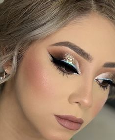 Quinceanera Makeup Blue Silver, Blue And Silver Glam Makeup, Bold Silver Eye Makeup, Quince Makeup Blue, Blue And Silver Smokey Eye Makeup, Shimmer Eye Makeup, Casual Makeup, Glitter Eye Makeup