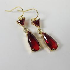 Dainty Ruby Red Earrings, Dark Red Teardrop Earrings, Statement Ruby Red Drop Earrings, Red Dangle Earrings, Dark Red Dangle Earrings. These are simple and beautiful red teardrop crystal earrings. Red crystals are framed in bright gold and dangling from gold plated French wire. Measurements: The total length from the top of the hook to bottom - 1.49 inches (38 mm) approximately. Teardrop crystal: 20 mm x 7 mm The earrings would be a PERFECT GIFT for you and your family and friends! Click here to Simple Red Earrings, Red Drop Earrings, Black And Red Earrings, 1920s Earrings, Hoco Ideas, Inspired Clothes, Pretty Ear Piercings, Prom Inspo, Thread Earrings