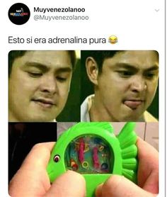 a person holding a green watch in front of their face and the caption reads, esto si era adrenalina pura