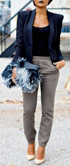 Relaxed pants, a structured blazer, and a whimsical bag. We LOVE this edgy look. Chique Outfits, Cooler Look, Looks Street Style, Mode Inspo, Edgy Look, Grey Pants