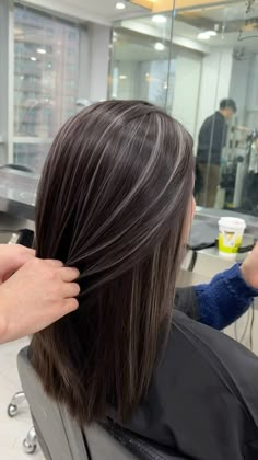 L•bleach color刘杰 (@liujie0207) | Instagram Streaks Highlights, Y2k Highlights, Bleaching Hair, Skunk Hair, Highlights Balayage, Black Hair With Highlights, Balayage Ombre, Hair Streaks, Girl Advice